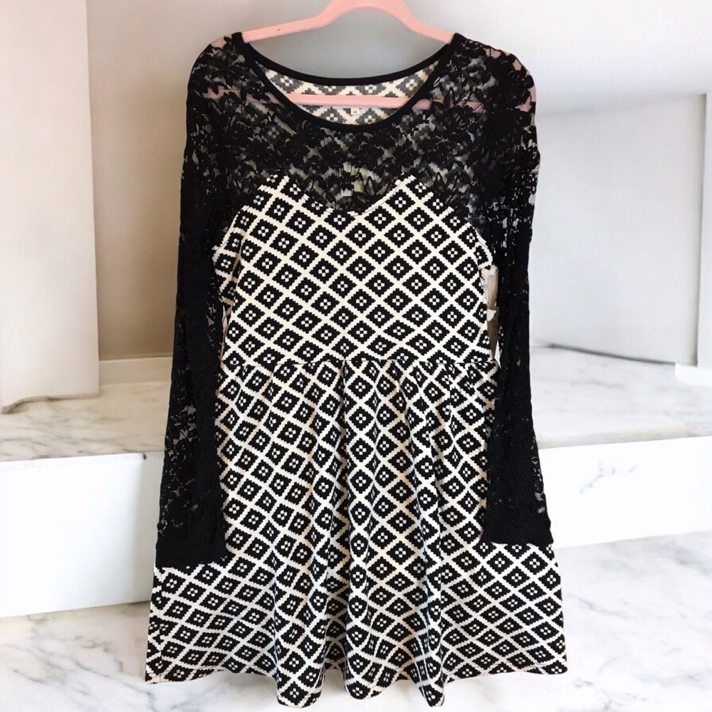 New with tags Black & White Altar’d State Long sleeve dress‎ sz Medium
